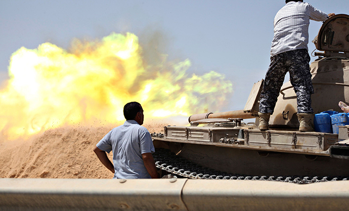 A tank belonging to the Western Shield, a branch of the Libya Shield forces, fires during a clash with rival militias around the former Libyan army camp, Camp 27, in the 27 district, west of Tripoli, August 22, 2014 (Reuters / Stringer)