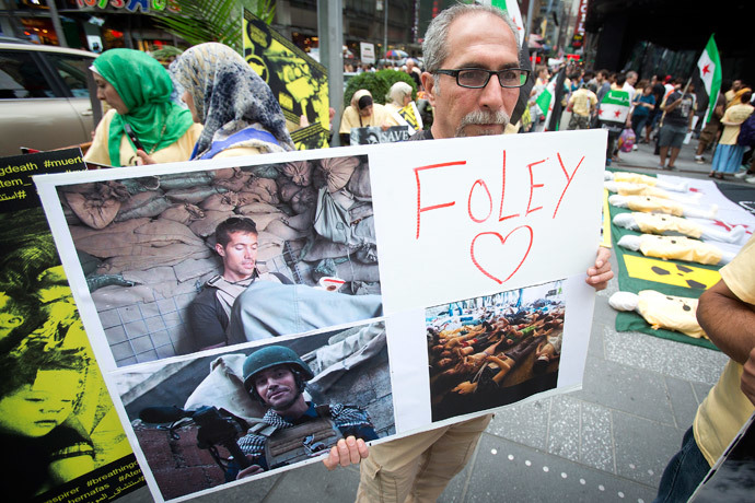 A man holds up a sign in memory of U.S. journalist James Foley during a protest against the Assad regime in Syria in Times Square in New York August 22, 2014.(Reuters / Carlo Allegri)