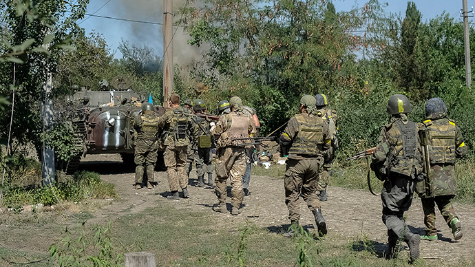 Ukrainian servicemen are seen during fighting with anti-goverment fighters in the eastern Ukrainian town of Ilovaysk August 26, 2014 (Reuters / Maks Levin)