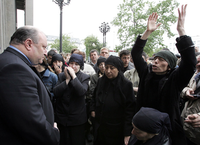 A woman, who lost relatives in the Beslan hostage crisis, shouts at the new premier of North Ossetia, Alan Boradzov (L) as demonstrators demand a meeting with North Ossetian president Alexander Dzasokhov, during a protest in Vladikavkaz, 11 September 2004. (AFP Photo)