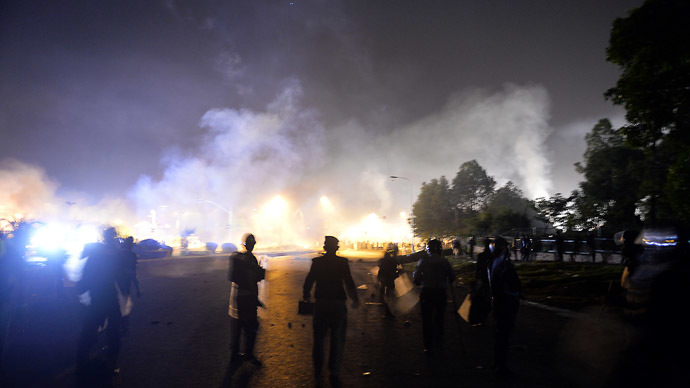 One dead and over 400 injured in clashes as thousands demand Pakistan PM resign