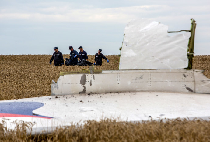 Rescue workers remove bodies of the dead and fragments of the Malaysian Boeing 777 airliner that crashed near the city of Shakhtyorsk in the Donetsk Region. (RIA Novosti/Andrey Stenin)