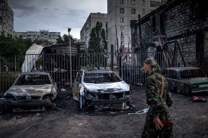 Burned-out cars in the Mirny district of Lugansk, hit by artillery fire.(RIA Novosti / Valeriy Melnikov)