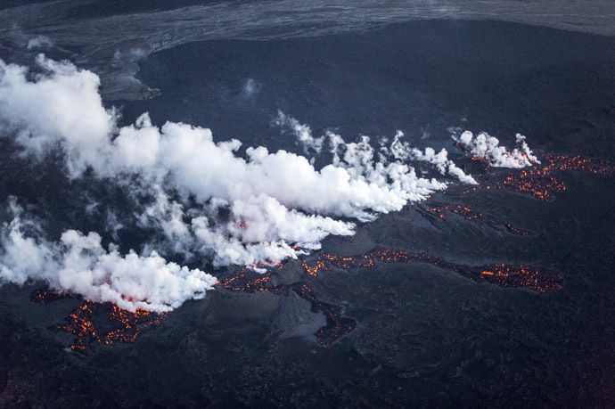 Picture shows magma along a 1-km-long fissure in a lava field north of the Vatnajokull glacier, which covers part of Bardarbunga volcano system, August 29, 2014. (Reuters/Marco Nescher)