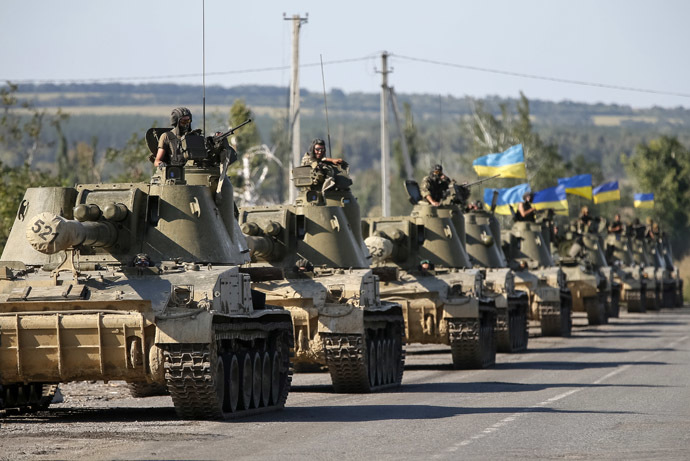 Ukrainian self-propelled artillery guns are seen near Slaviansk September 3, 2014 (Reuters/Gleb Garanich)