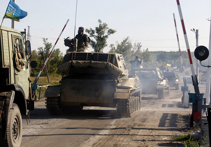 A column of Ukrainian tanks travels in Donetsk region on September 3, 2014. (AFP Photo / Anatolii Stepanov)