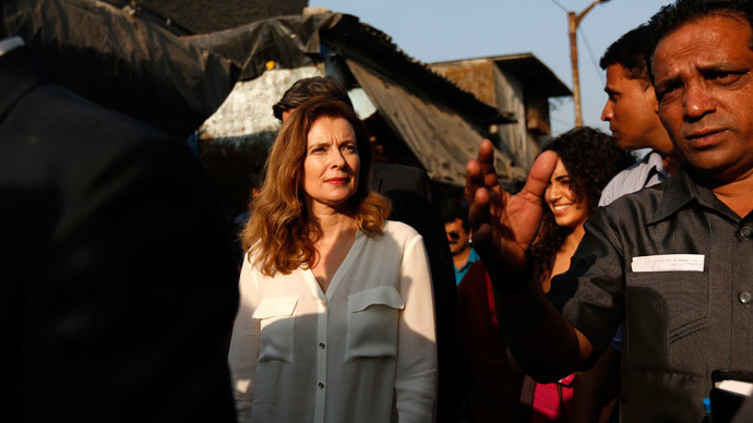 Valerie Trierweiler (C), former companion of French President Francois Hollande, walks through a street during her visit to a slum in Mumbai.(Reuters / Mansi Thapliyal )