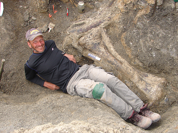 This February 15, 2007 photo handout on September 4, 2014 by American paleontologist Kenneth J. Lacovara shows Lacovara at an excavation site in southern Patagonia in Argentina, posing by a tibia bone of a Dreadnoughtus dinosaur (AFP Photo / HO / Kenneth J. Lacovara) 