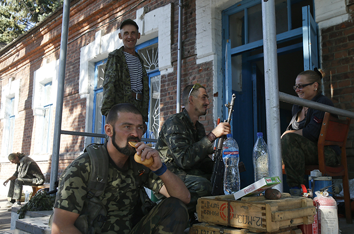Anti-government rebels rest outside a house in the eastern Ukrainian town of Ilovaysk, September 5, 2014. (Reuters / Maxim Shemetov)