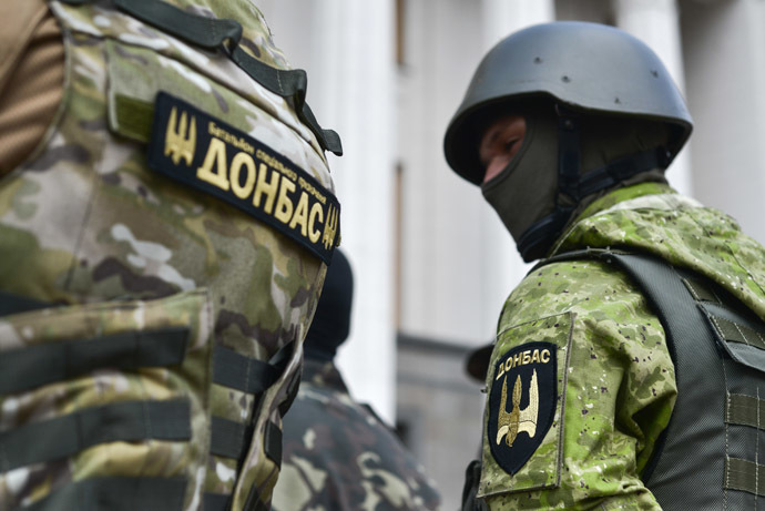 Fighters of the Donbass battalion by the building of the Verkhovna Rada in Kiev. (RIA Novosti/Evgeny Kotenko)