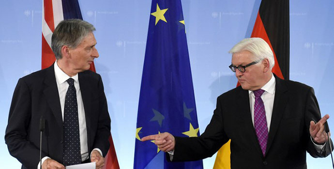 German Foreign Minister Frank-Walter Steinmeier (R) and his British counterpart Philip Hammond arrive for a news conference after talks in Berlin on September 11, 2014. (AFP Photo / Tobias Schwarz)