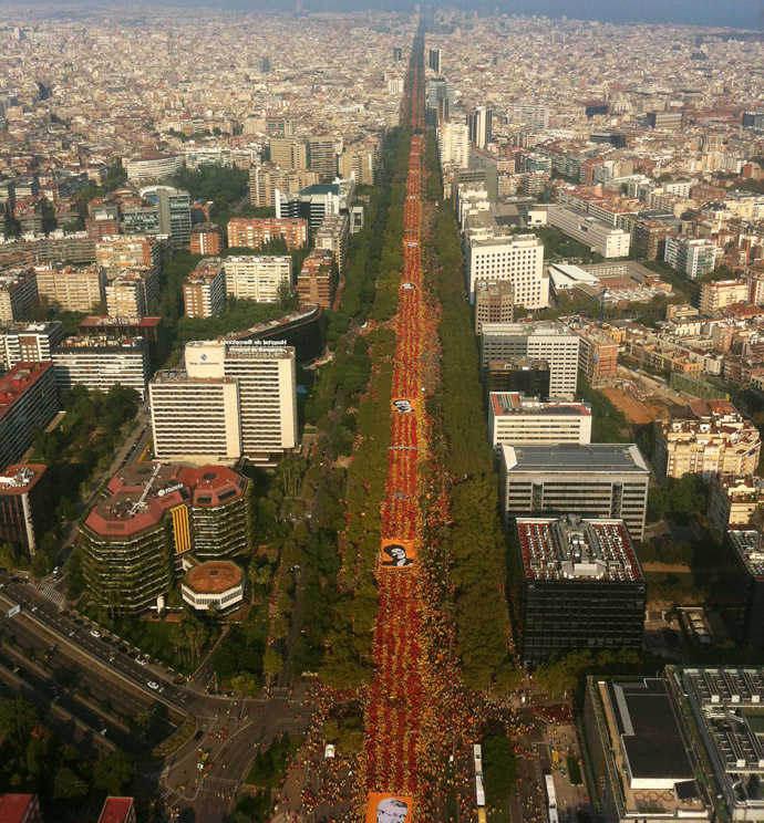 A handout pictured provided on September 11, 2014 by ANC (Catalan Nationa Assembly) shows an aerial view of a giant Senyera (Catalan flag) formed by several thousands of demonstrators during celebrations of Catalonia National Day (Diada) in Barcelona. (AFP Photo)