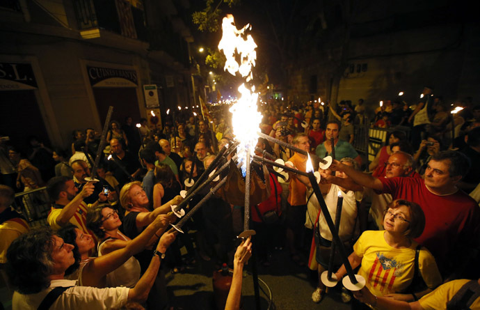 People light torches before a march on the eve of "Diada de Catalunya" (Catalunya's National Day) in central Barcelona September 10, 2014. (Reuters/Albert Gea)