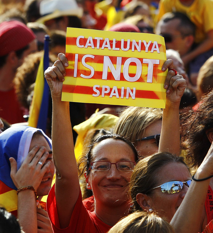 A woman brandishes a placard on Gran Via de les Corts Catalanes during celebrations of Catalonia National Day (Diada) in Barcelona on September 11, 2014. (AFP Photo/Quique Garcia)