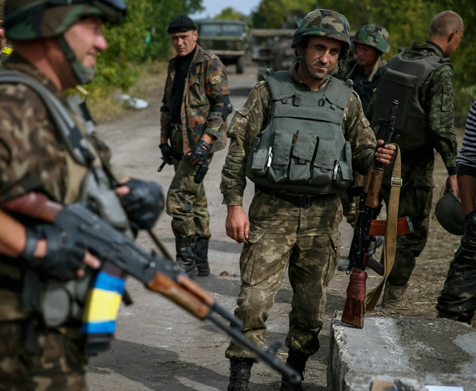 Ukrainian soldiers stand at a checkpoint near the eastern Ukrainian town of Pervomaysk September 12, 2014.(Reuters / Gleb Garanich)