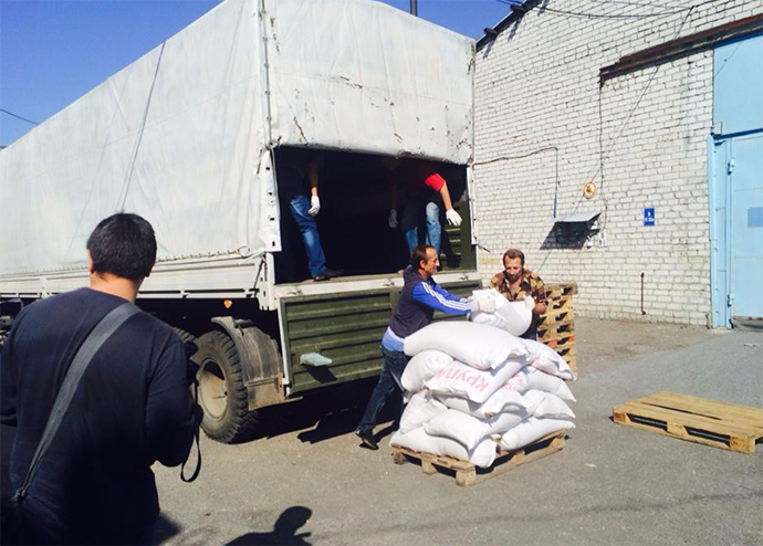 Unloading of Russian humanitarian aid in the city Lugansk in south-eastern Ukraine. (RT / Roman Kosarev)