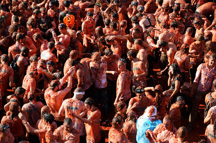 Participants are covered with pulp at the Dam square in Amsterdam after joining a tomato fight on September 14, 2014 in to protest the Russian boycot of the European fruit and vegetables. (AFP Photo/ANP)