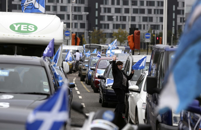 Vehicles belonging to 'Yes' campaign supporters are parked on a main road as people gather for a rally outside the BBC in Glasgow, Scotland September 14, 2014. (Reuters/Paul Hackett)