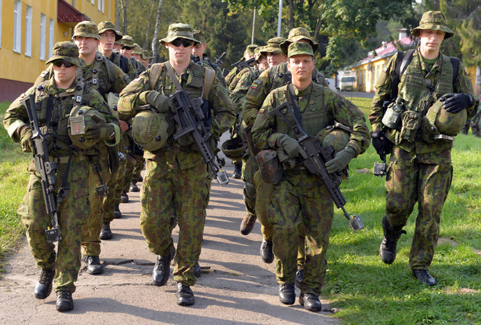 Lithuanian servicem walk following the opening ceremony of the "Rapid Trident" military exercises on September 15, 2014. (AFP Photo/Yurko Dyachyshyn)
