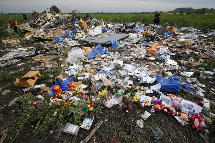 Flowers and mementos left by local residents at the crash site of Malaysia Airlines Flight MH17 are pictured near the settlement of Rozspyne in the Donetsk region July 19, 2014. (Reuters/Maxim Zmeyev)