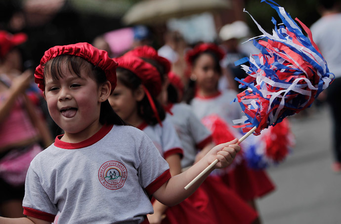 Schoolchildren take part in a parade to commemorate Costa Rica's Independence Day in San Jose (Reuters / Juan Carlos Ulate)