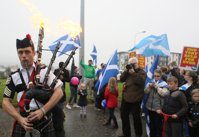 A man plays the bagpipes on a "short walk to freedom" march in Edinburgh, Scotland September 18, 2014. (Reuters/Paul Hackett)