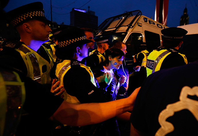 A pro-independence protestor is taken away by police after scuffling with pro-union protestors during a demonstration at George Square in Glasgow, Scotland September 19, 2014 (Reuters / Cathal McNaughton)