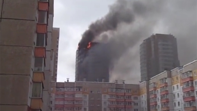 ​Inferno engulfs residential tower in Siberia (VIDEO)