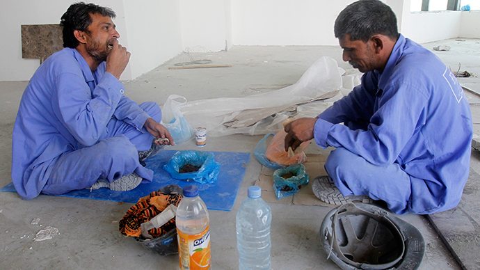 ARCHIVE PHOTO: Labourers have lunch at a construction site in Doha June 18, 2012. (Reuters / Stringer)