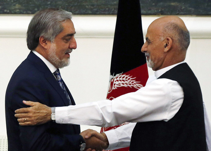 Afghan rival presidential candidates Abdullah Abdullah (L) and Ashraf Ghani shake hands after exchanging signed agreements for the country's unity government in Kabul September 21, 2014.(Reuters/Omar Sobhani)