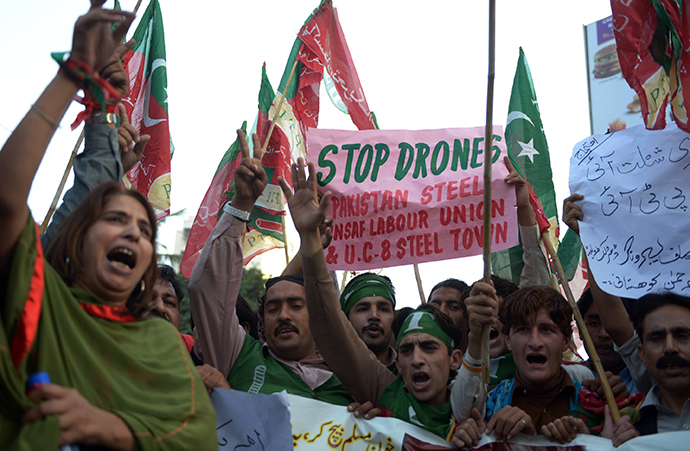 Supporters of Pakistan's Tehreek-e-Insaaf (PTI) political party shout slogans during a protest against US drone strikes in Karachi on December 17, 2013. (AFP Photo / Rizwan Tabassum)