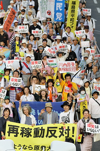 Anti-nuclear demonstrations march in Tokyo on September 23, 2014. (Japan out AFP Photo / JIJI Press)