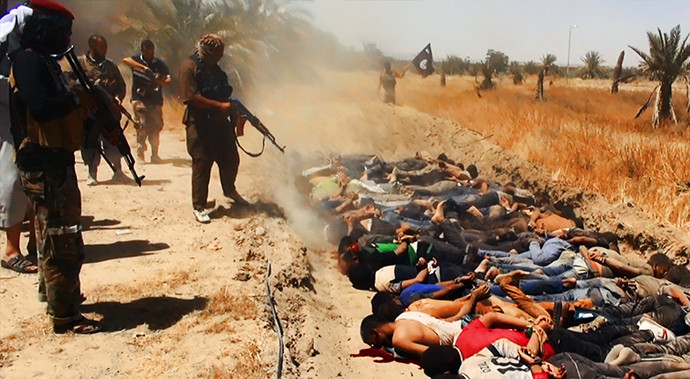 An image uploaded on June 14, 2014 on the jihadist website Welayat Salahuddin allegedly shows militants of the Islamic State of Iraq and the Levant (ISIL) executing dozens of captured Iraqi security forces members at an unknown location in the Salaheddin province (AFP Photo / HO / Welayat Salahuddin)