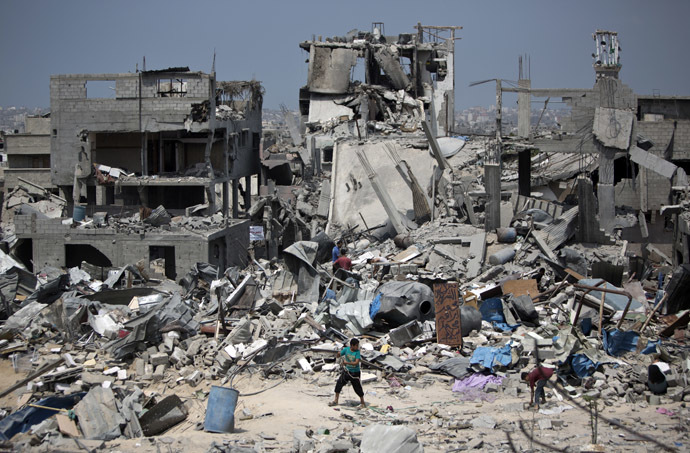 Palestinian men walk on the rubble of their destroyed houses in the Tufah neighbourhood in eastern Gaza City on August 31, 2014, following a 50-day war between Israel and Hamas militants in the Gaza Strip. (AFP Photo)