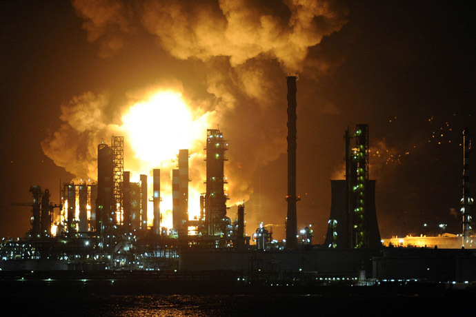 Flames arise after a fire broke out at the Mediterranean Refinery of Milazzo, one of most important in southern Italy, in Milazzo, near Messina on Sicily Island on September 27, 2014. (AFP Photo/Giovanni Isolino)