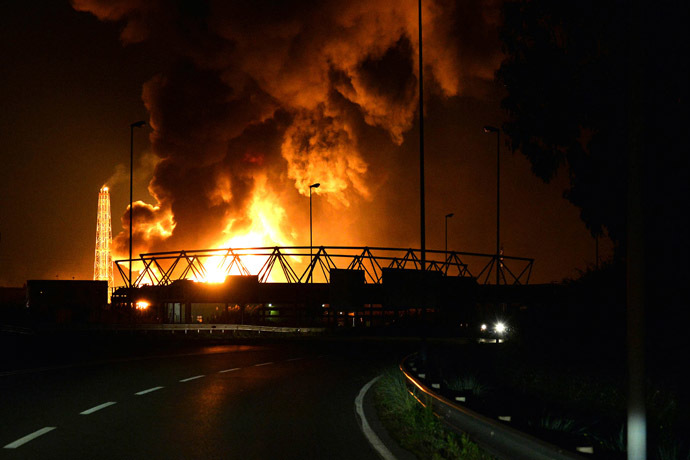 Flames arise after a fire broke out at the Mediterranean Refinery of Milazzo, one of most important in southern Italy, in Milazzo, near Messina on Sicily Island on September 27, 2014. (AFP Photo/Giovanni Isolino)