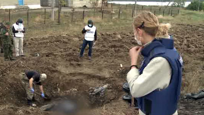  RT Maria Finoshina has managed to reach the burial site near the village of Nyzhnia Krynka, 35 kilometers north-east of the city of Donetsk (screenshot from RT video)