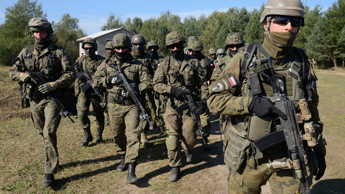Polish servicemen take part in military exercises outside the town of Yavoriv near Lviv, September 19, 2014.(Reuters / Roman Baluk)