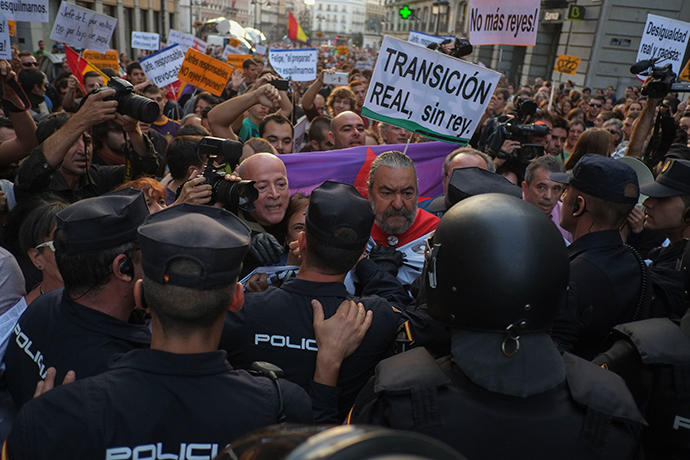 Protestors face police during a demonstration dubbed "suround the congress" against the Spanish monarchy, in Madrid on October 4, 2014 (AFP Photo / Pedro Armestre)