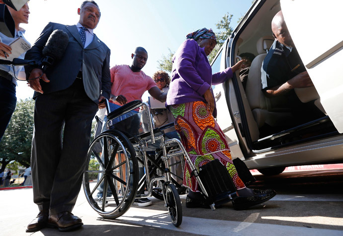 Nowai Korkoyah, the mother of Thomas Eric Duncan, the first patient diagnosed with Ebola on U.S. soil, gets out of a wheelchair after a news conference with Reverend Jesse Jackson (L) in Dallas, Texas October 7, 2014.(Reuters / Jim Young)