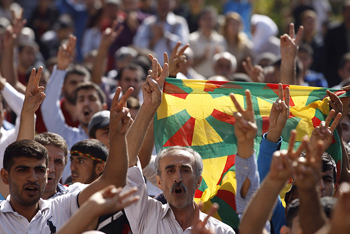 Kurdish demonstrators shout slogans as Selahattin Demirtas, co-chair of the HDP, Turkey's leading Kurdish party, addresses them in Diyarbakir October 9, 2014 (Reuters / Osman Orsal)
