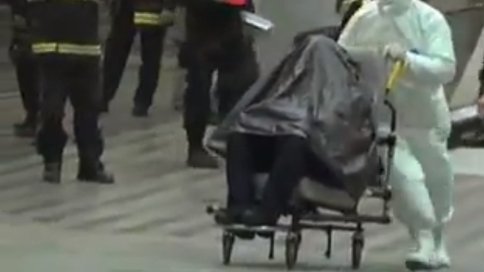 ​Suspected Ebola carrier wrapped in plastic after Czech police seal off rail station (VIDEO)