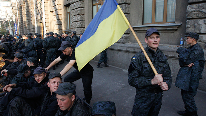 100s of Ukraine soldiers protest in front of presidential administration