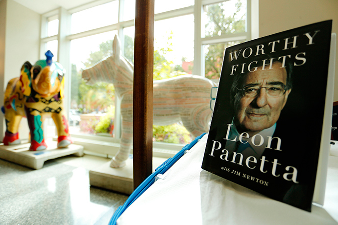 Opposing statues of the emblems of the two major U.S. political parties, an elephant and a donkey, sit near a display of former Secretary of Defense Leon Panetta's new book 'Worthy Fights' at George Washington University, where Panetta was discussing the book, in Washington October 14, 2014 (Reuters / Jonathan Ernst)
