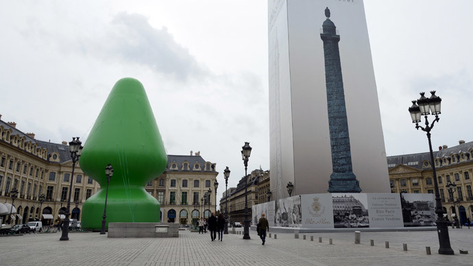 Giant sex toy or Christmas tree? Paris baffled and outraged (VIDEO)