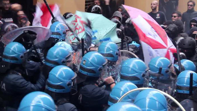 Tear gas, clashes as anti-nationalist rally in N. Italy turns violent (VIDEO)