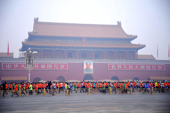 Runners take part in the 34th Beijing International Marathon which began at Tiananmen Square in Beijing on October 19, 2014. (AFP Photo/China Out)