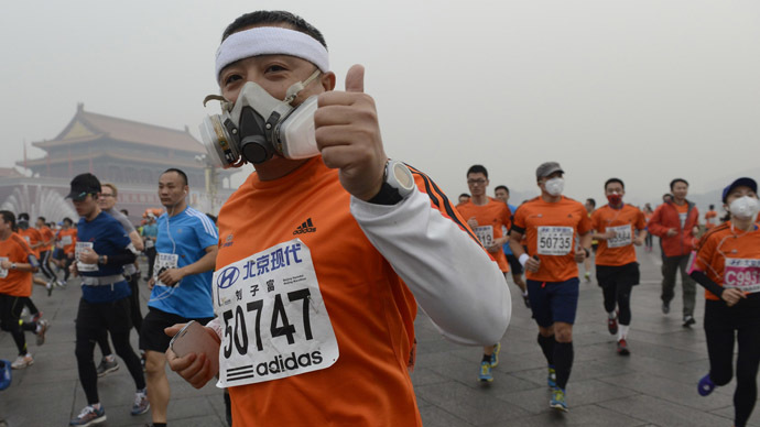 Smog marathon: Beijing runners put on masks for foggy race