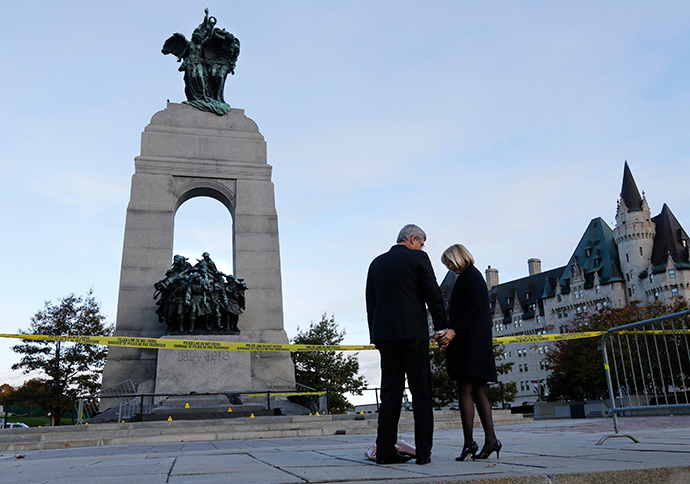 Prime Minister Stephen Harper and his wife Laureen Harper pay their respects to Cpl. Nathan Cirillo at the Canada War Memorial in Ottawa October 23, 2014. (Reuters / Chris Wattie)