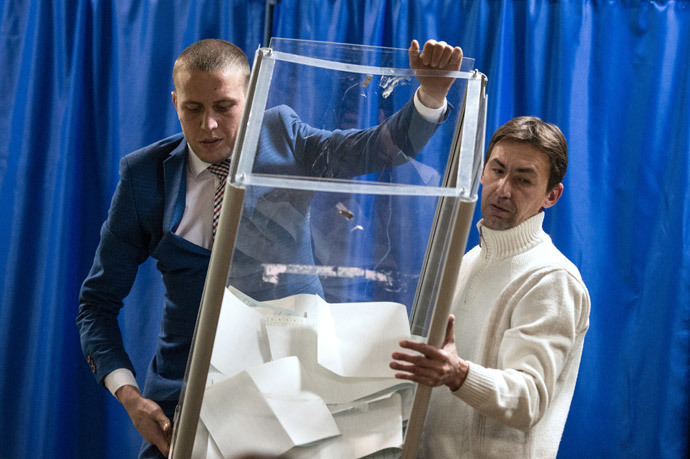 Counting the votes in the elections to the Verkhovna Rada parliament of Ukraine. (RIA Novosti / Ramil Sitdikov) 